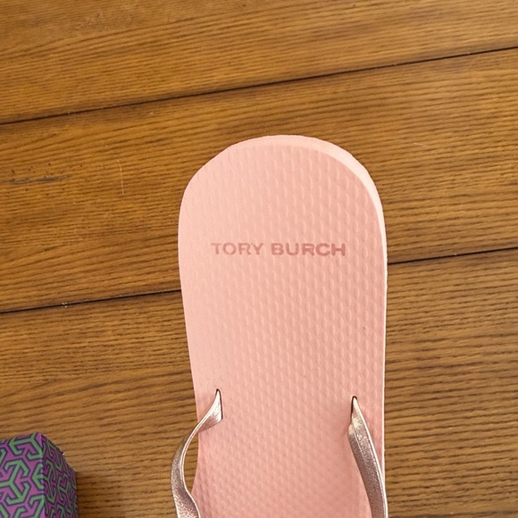 Tory Burch Rose Gold Metallic Leather Flip Flops NWT - Picture 7 of 7